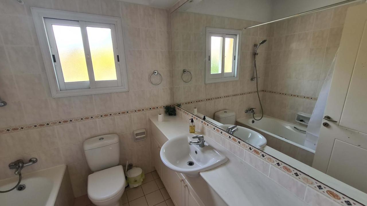 Sunny Limnaria Gardens 2 Bedroom Apartment Paphos Kültér fotó
